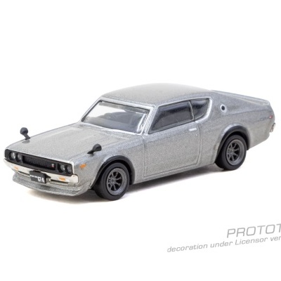 Miniatura carro Nissan Skyline GT-R cinzento metálico sobre fundo branco com texto PROTOTYPE