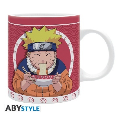 Caneca branca com personagem de anime a comer noodles em fundo vermelho