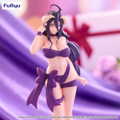 Figura Albedo Overlord com roupa roxa e chifres em fundo lilás