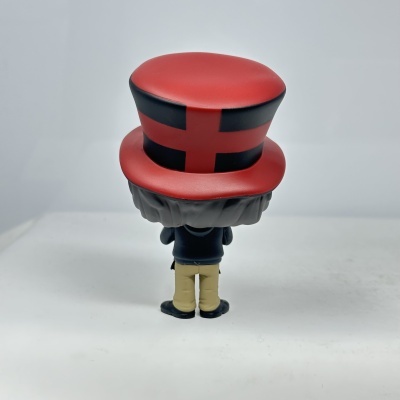 Figura colecionável vista de trás com chapéu alto vermelho e preto