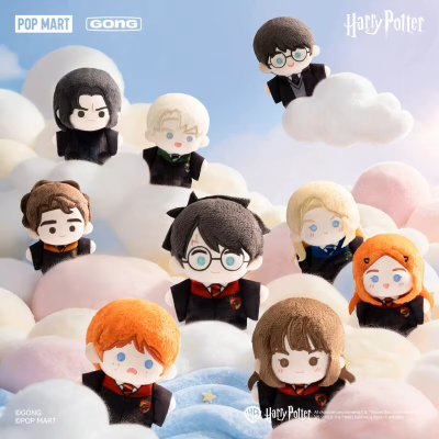 Bonecos de pelúcia Harry Potter em roupas de Hogwarts sobre nuvens coloridas