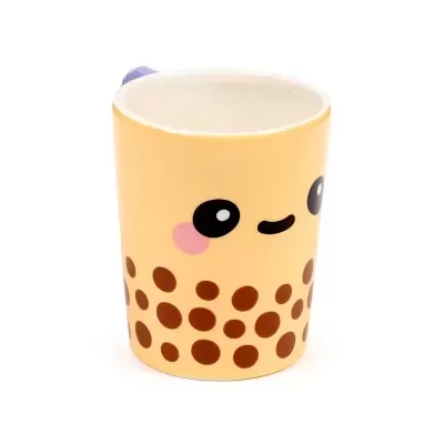 Caneca amarela com rosto sorridente e bolhas castanhas tipo chá de bolhas