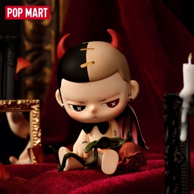 Figura de vinil cartoon com chifres e asas segurando rosa em tecido vermelho