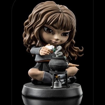 Figura colecionável Hermione Granger com caldeirão e base preta