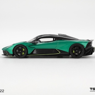 Miniatura de carro desportivo verde metálico e preto em fundo branco