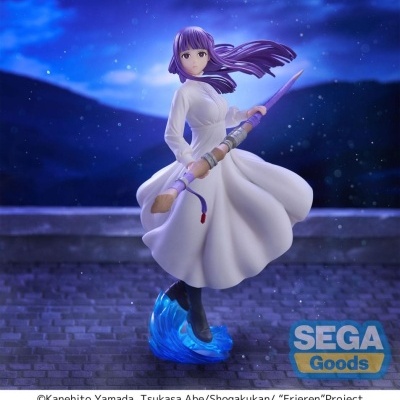Estátua de personagem feminina com vestido branco e cajado lilás em base azul com logótipo SEGA Goods