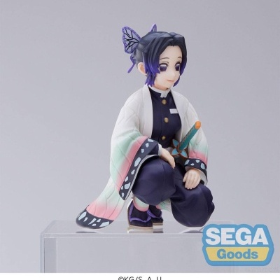 Figura colecionável da personagem shinobu kocho agachada com kimono branco e preto decorado.