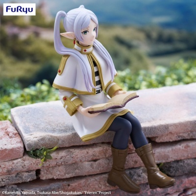 Figura anime com cabelo branco, casaco branco e botas castanhas sentada a ler livro num muro de pedra
