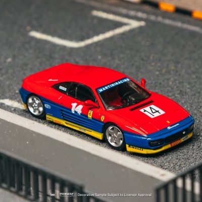 Miniatura de carro de corrida Ferrari vermelho azul amarelo com número 14 e textos MARTINIRACING e PIRELLI