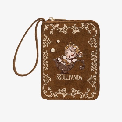 Carteira castanha camurça com bordado branco, desenho de bebé, pérolas, texto SKULLPANDA e fecho dourado.