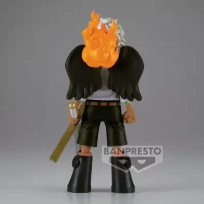 Figura colecionável preta com chamas laranja no cabelo e asas pretas