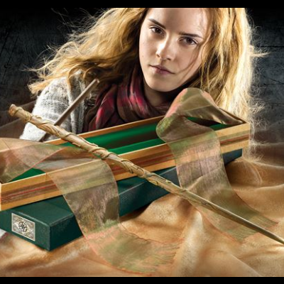 Mulher segurando uma caixa de madeira aberta com varinha mágica e tecido dourado transparente