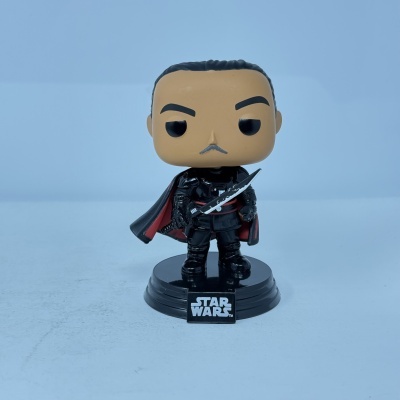 Figura Funko Pop personagem Star Wars com capa e espada