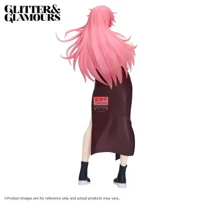 Figura colecionável de mulher com cabelo rosa e vestido castanho vista por trás