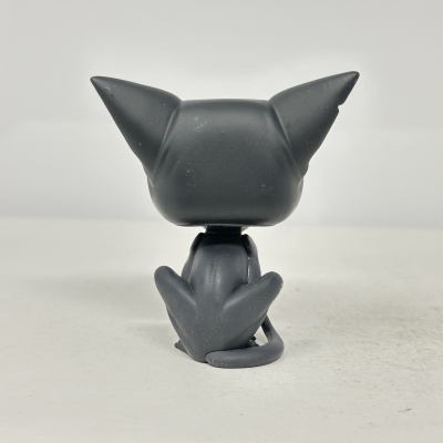 Figura decorativa de gato cinzento vista de trás