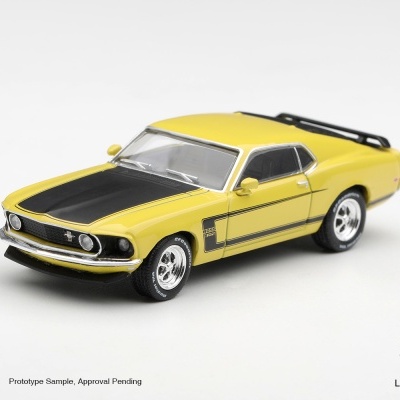 Miniatura de carro amarelo clássico com capô preto e faixas laterais