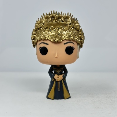 Figura colecionável Funko Pop com vestido preto e coroa dourada.