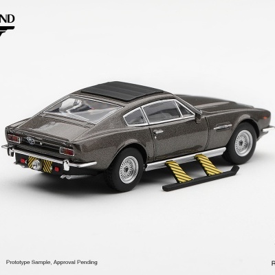 Miniatura de carro desportivo castanho metálico com tejadilho preto e rodas raiadas