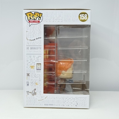 Figura Funko Pop Deluxe número 158 na caixa branca com janela transparente