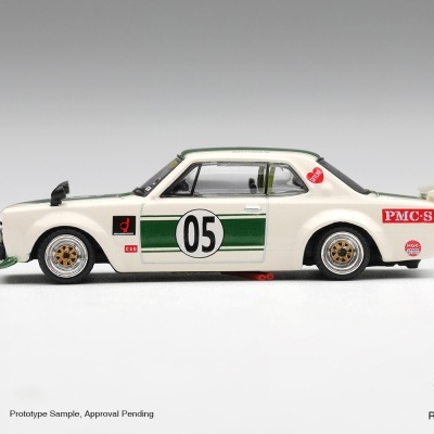 Miniatura de carro de corrida branco com faixa verde e número 05