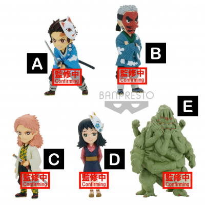 Cinco figuras colecionáveis coloridas de personagens de anime com acessórios e etiquetas vermelhas com texto