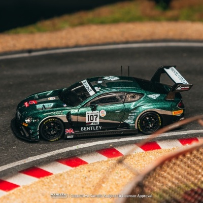 Miniatura de carro de corrida Bentley verde metálico na pista de corrida