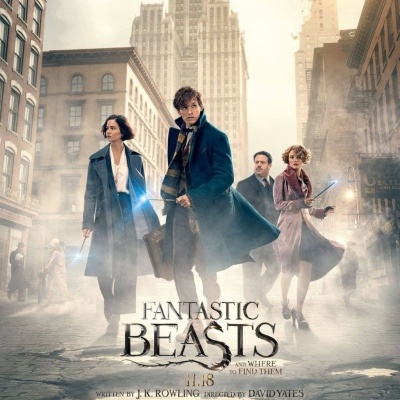 pôster do filme Fantastic Beasts com quatro personagens em roupa vintage em cenário urbano