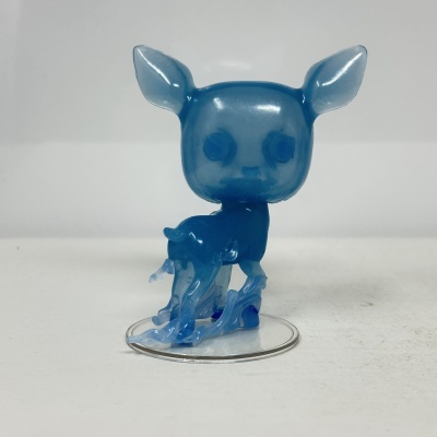 Figura Funko Pop azul translúcida de veado com base transparente