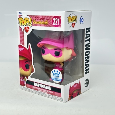 Funko Pop Batwoman nº 221 caixado com máscara e roupa rosa.