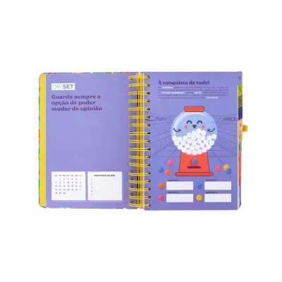 Caderno espiral com páginas lilás, calendário de setembro, texto e ilustração de máquina de bolas de gomas.