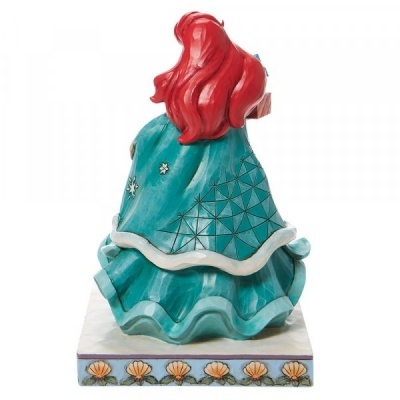Figura decorativa de princesa com vestido azul e cabelo vermelho