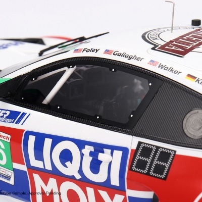 Miniatura de carro de corrida branco, vermelho e azul com logos e nomes de pilotos