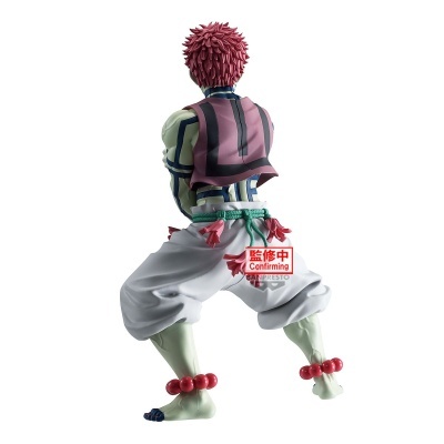 Figura de anime agachada de costas com cabelo vermelho e roupa colorida