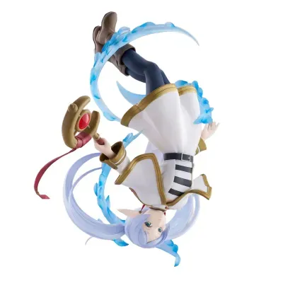 Figura colecionável anime com cabelo azul claro e roupa branca e dourada segurando cajado com esfera vermelha