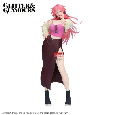 Figura de personagem anime com roupa rosa e marrom a posar