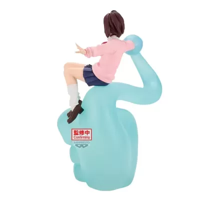 Figura de personagem sentada em mão azul de plástico com etiqueta BANPRESTO