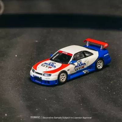 Miniatura de carro de corrida Nissan GT-R branco, azul e vermelho com inscrições de pista