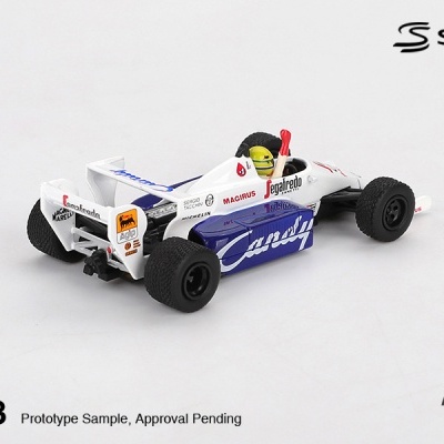 Miniatura de carro de Fórmula 1 branco e azul com detalhes e inscrições.