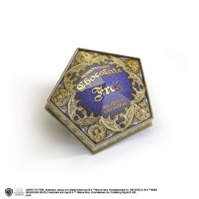 Caixa hexagonal decorativa azul e dourada com texto de chocolate Frogs