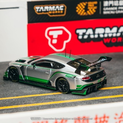 Miniatura de carro de corrida Bentley GT3 cinzento e verde com logo TARMAC WORKS ao fundo