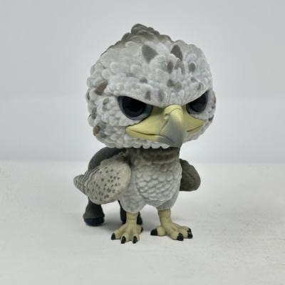 Figurinha colecionável de falcão cinzento com textura aveludada