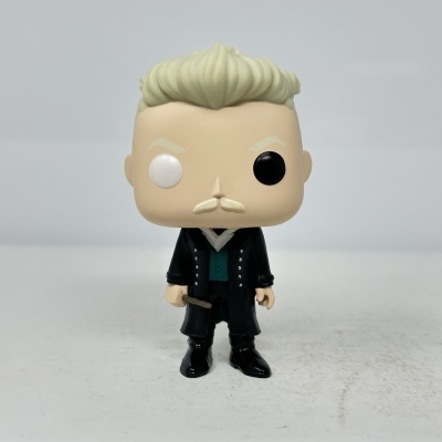 Figura Funko Pop de personagem loiro com casaco preto e varinha.