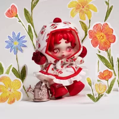 Boneca colecionável com vestido floral branco e vermelho ao lado de regador prateado e flores coloridas em fundo branco