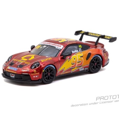 Miniatura de carro de corrida vermelho com número 95 e detalhes amarelos e laranja