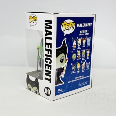 Figura Pop! Maleificent número 09 na caixa branca com janela transparente e lista de personagens no verso