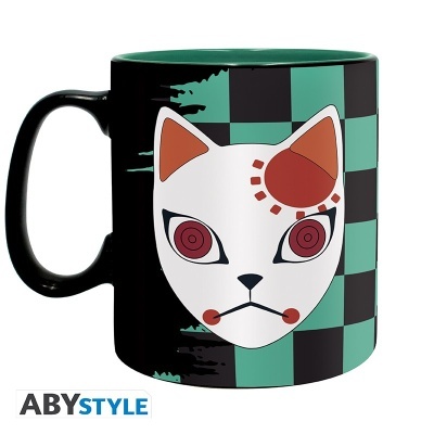 Caneca preta com máscara de gato branco e fundo quadriculado verde e preto