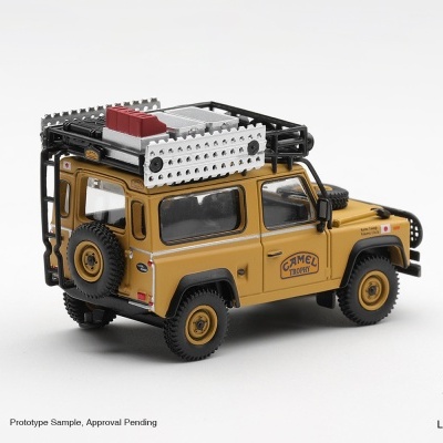 Miniatura de Jeep amarelo camel Land Rover Defender 90 com bagageira e acessórios no tejadilho