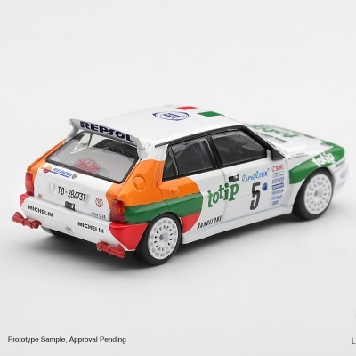 Miniatura de carro de corrida branca com múltiplas inscrições coloridas