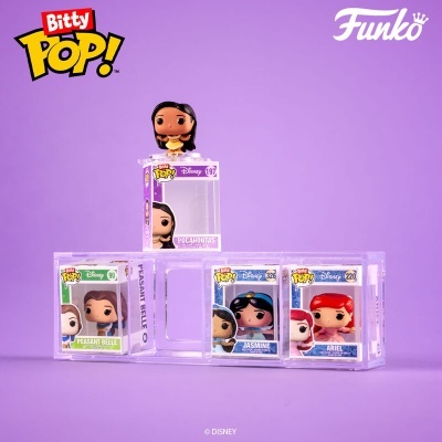 Figuras colecionáveis Funko Pop Disney em embalagens transparentes sobre fundo lilás.