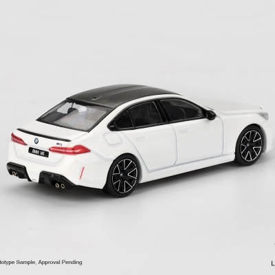 Miniatura branca de BMW M5 com tejadilho preto e jantes negras